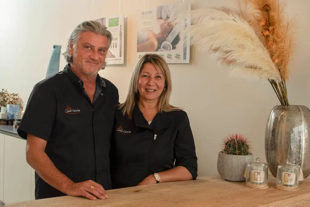 Sabrina en Diederik ontvangen aan de balie Laser Care Brugge