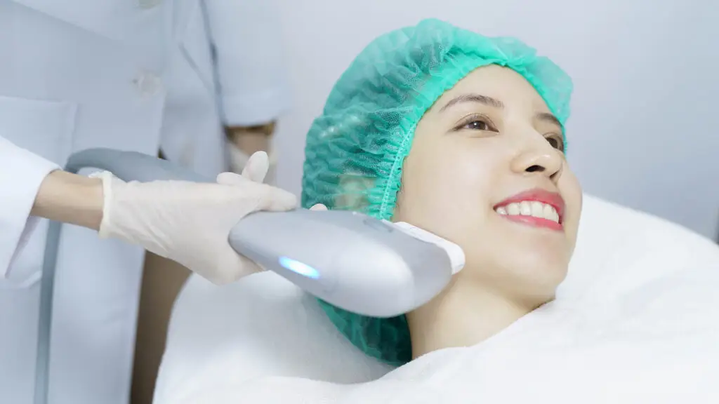 Vrouw krijgt HIFU 13D huidverjongingsbehandeling bij Laser-Care