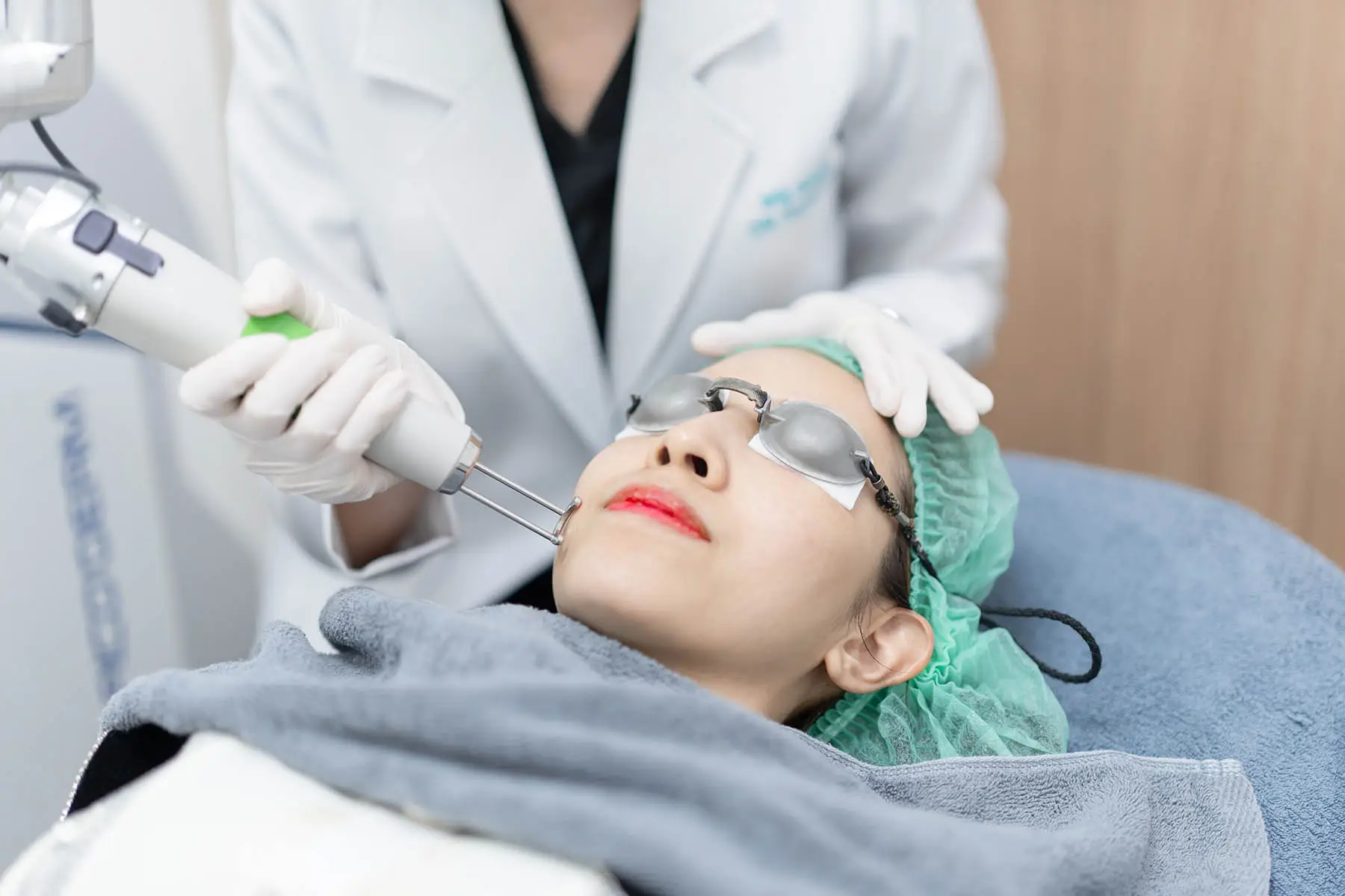 Woman,Receiving,Pico,Laser,Facial,Treatment,In,Beauty,Clinic.